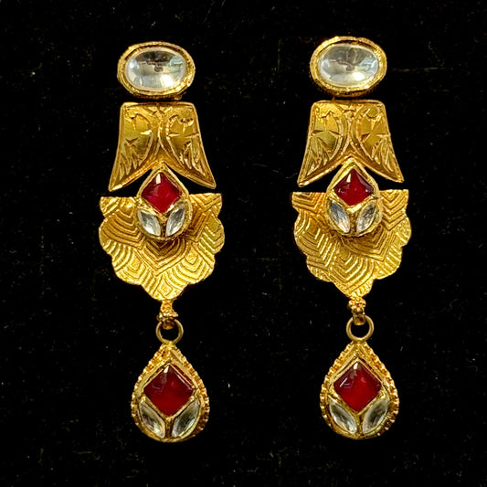 Antique Gold Necklace Set with Leaf-Like Central Pendant and Earrings
