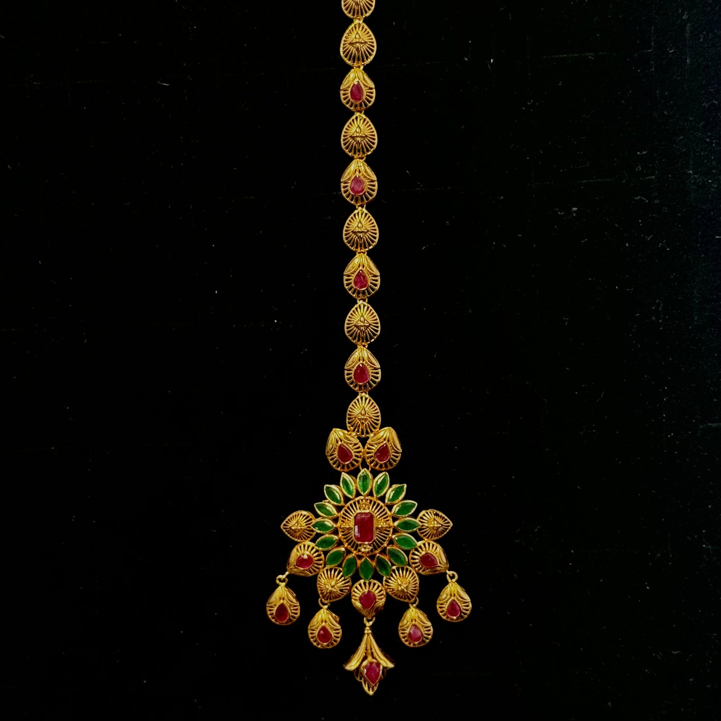 Pear-Shaped Tikka with Beautiful Center Pendant