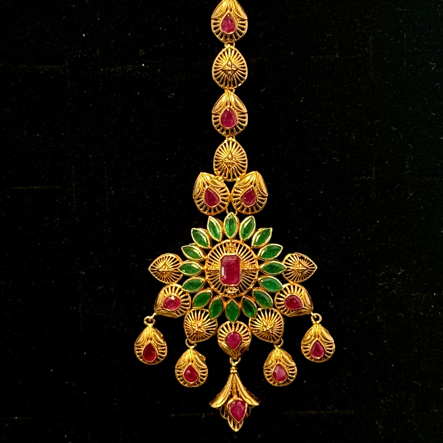Pear-Shaped Tikka with Beautiful Center Pendant