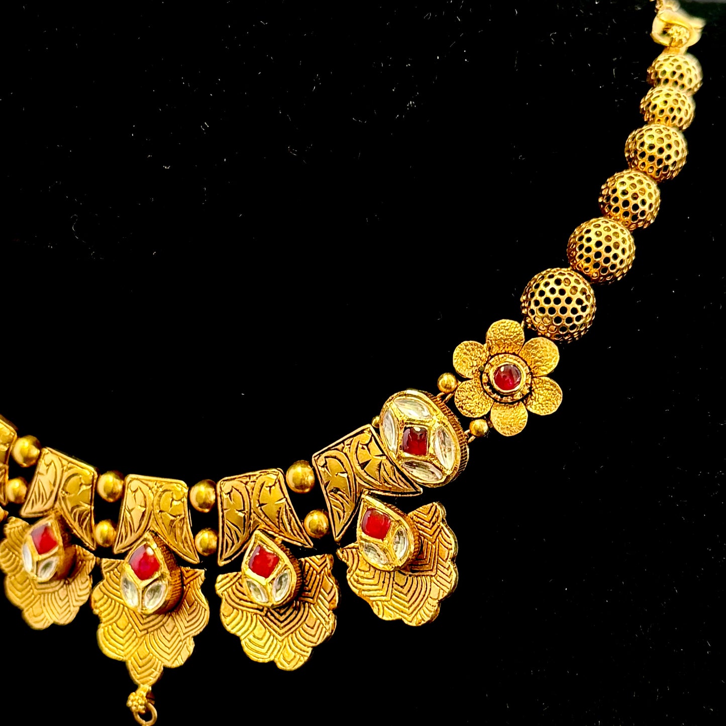 Antique Gold Necklace Set with Leaf-Like Central Pendant and Earrings