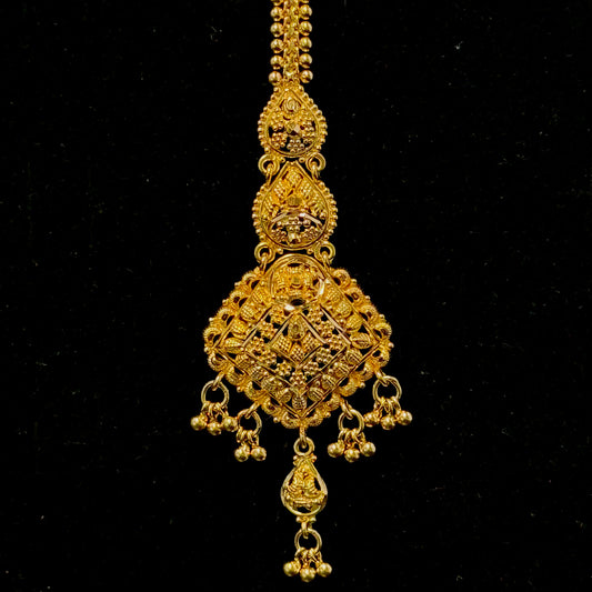Sleek Diamond-Shaped Gold Tikka