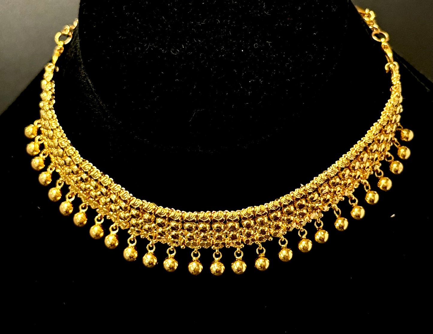 Shiny Gold Choker Set with Gold Ball Finishing
