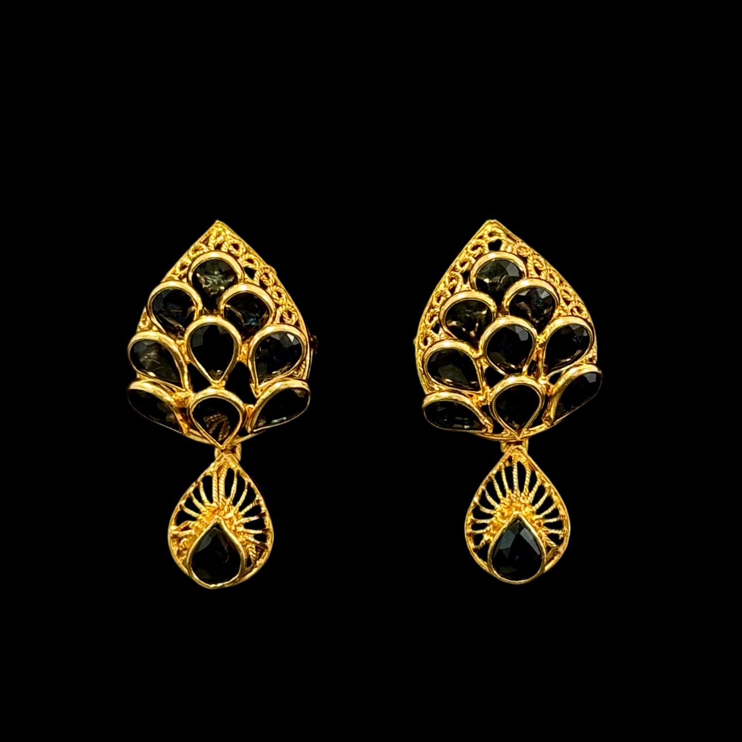 Edgy Gold Necklace with Shining Sapphires