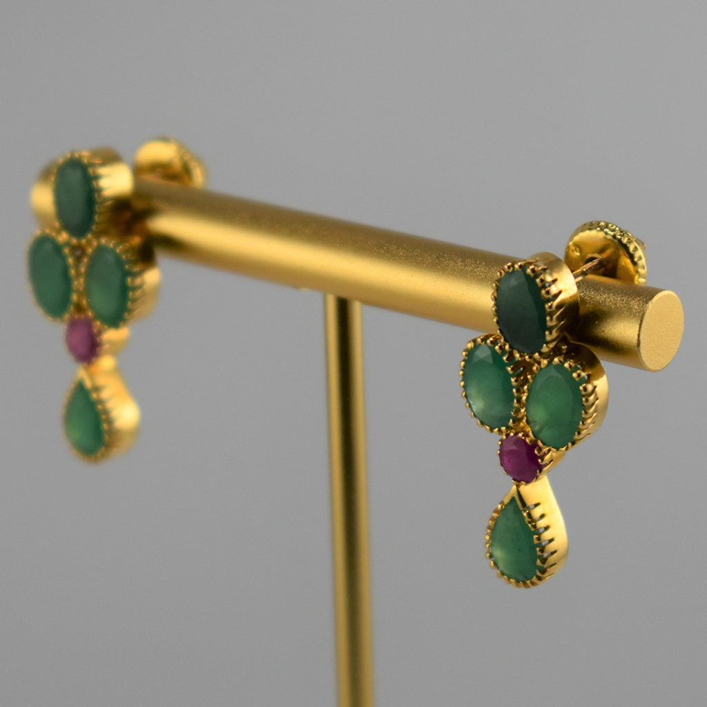 Chic Gold Necklace Set with Alternating Ruby and Emerald Stones