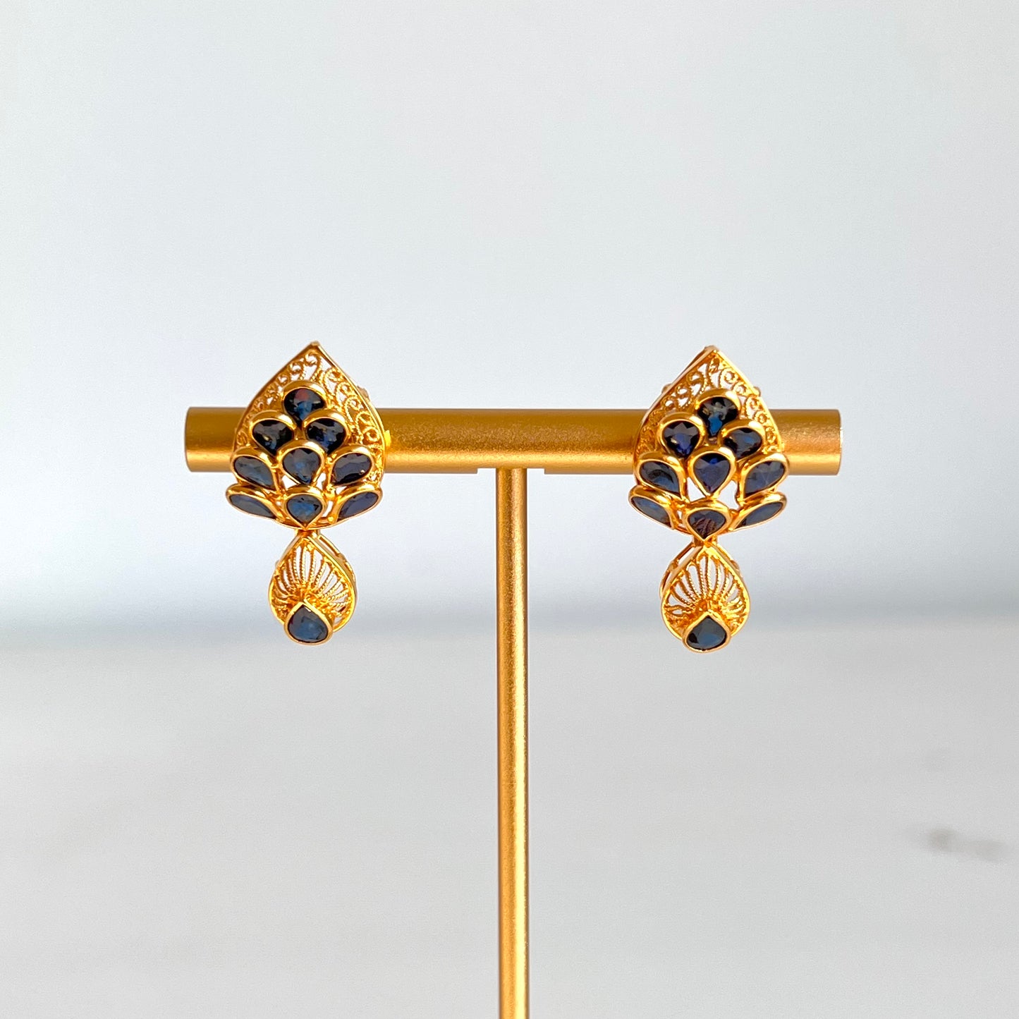 Edgy Gold Necklace with Shining Sapphires