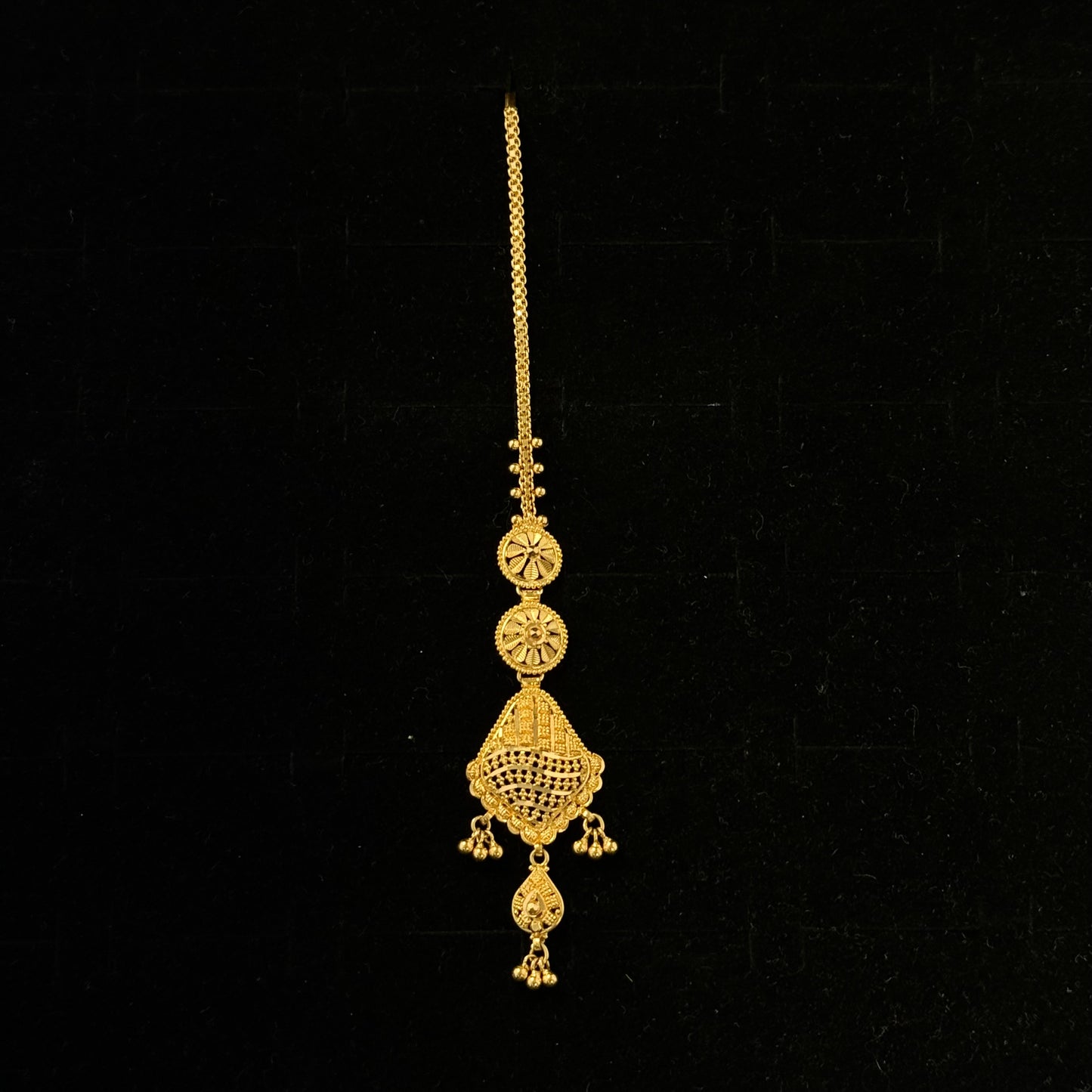 Kite-Shaped Gold Tikka with Flowers