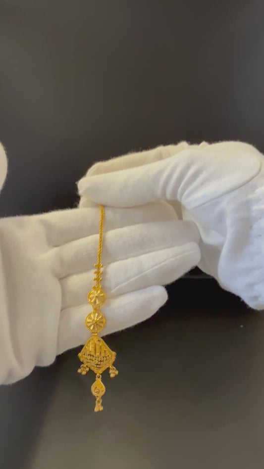 Kite-Shaped Gold Tikka with Flowers