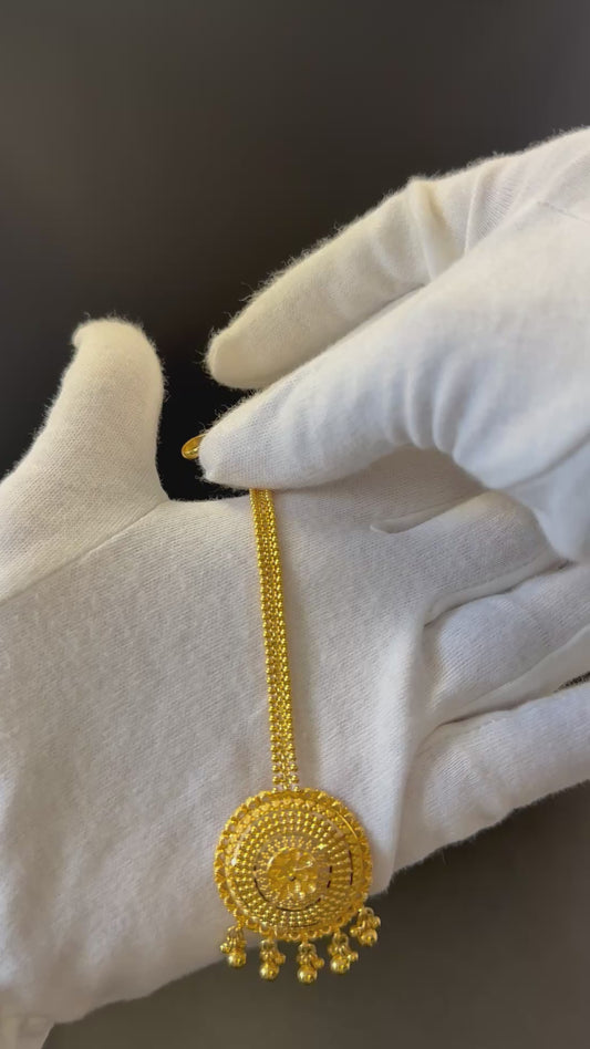 Round-Shaped Gold Tikka with Flower and Ghungroo