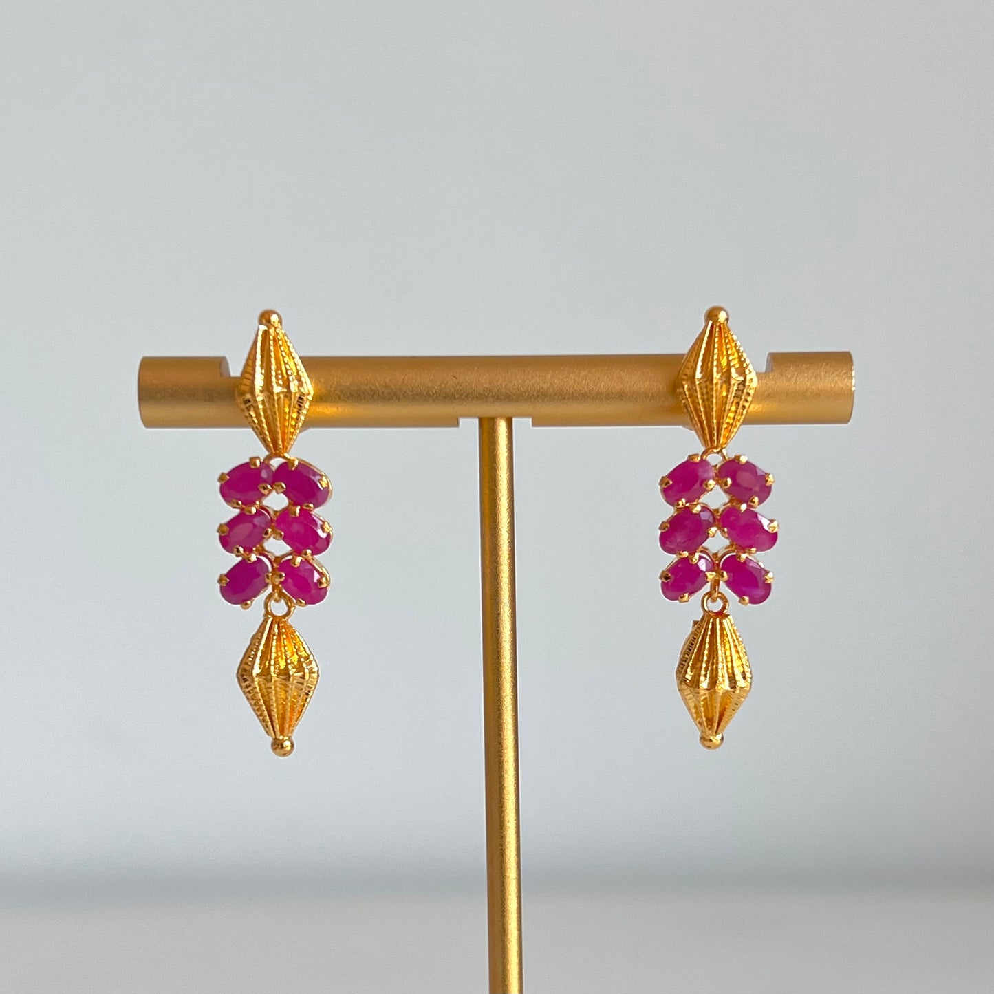 Brilliant Glossy Ruby Choker Design with Gold Rope-like Finishing