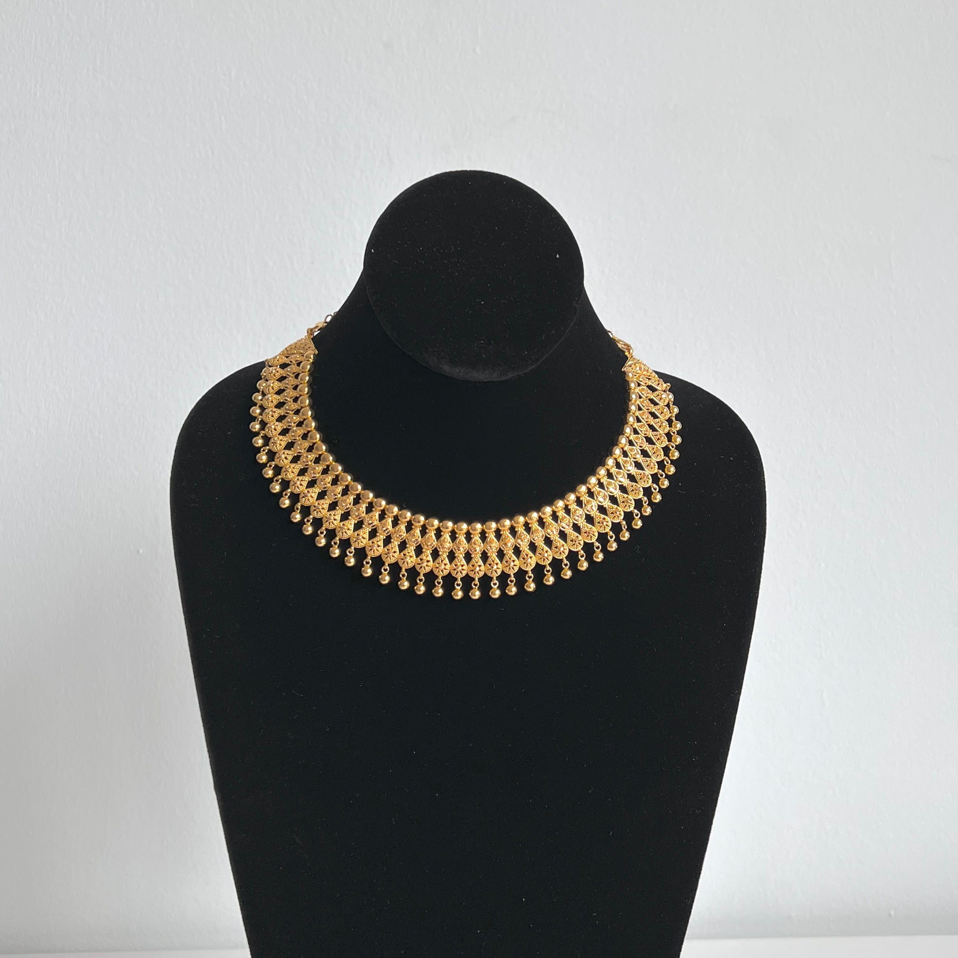 Splendid Choker Necklace with a Thick Design Featuring Several